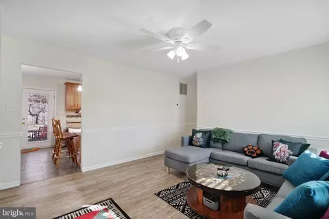 Entry Way - 7215 Beverly Park Dr, Springfield, VA 22150 photo 3 of 6