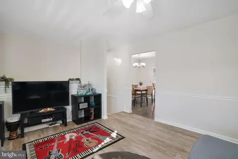 Entry Way - 7215 Beverly Park Dr, Springfield, VA 22150 photo 4 of 6