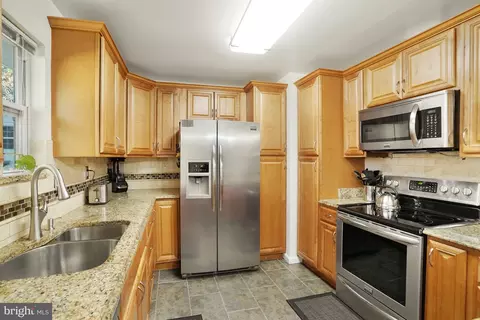 Kitchen - 7215 Beverly Park Dr, Springfield, VA 22150 photo 4 of 6