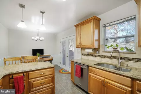 Kitchen - 7215 Beverly Park Dr, Springfield, VA 22150 photo 5 of 6
