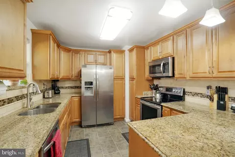 Kitchen - 7215 Beverly Park Dr, Springfield, VA 22150 photo 2 of 6