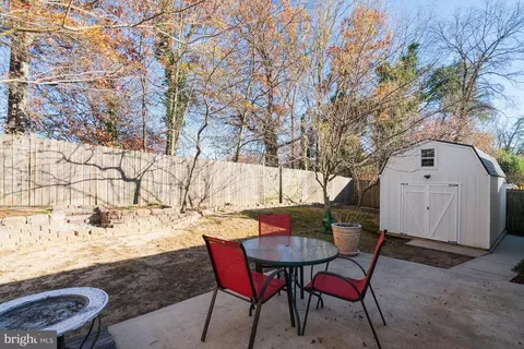 Exterior - 7215 Beverly Park Dr, Springfield, VA 22150 photo 6 of 10