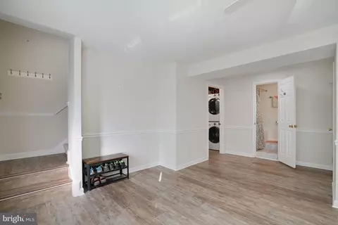 Entry Way - 7215 Beverly Park Dr, Springfield, VA 22150 photo 5 of 6