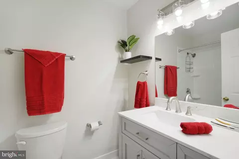 Bath - 7215 Beverly Park Dr, Springfield, VA 22150 photo 2 of 4