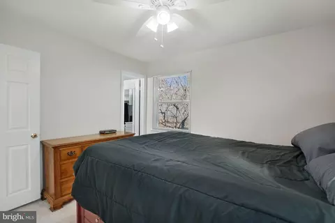 Bedroom - 7215 Beverly Park Dr, Springfield, VA 22150 photo 3 of 7