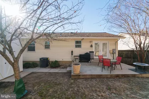 Exterior - 7215 Beverly Park Dr, Springfield, VA 22150 photo 9 of 10