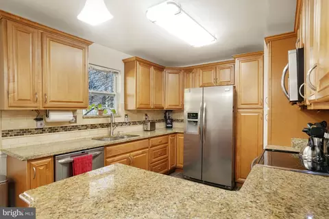 Kitchen - 7215 Beverly Park Dr, Springfield, VA 22150 photo 3 of 6