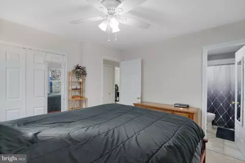 Bedroom - 7215 Beverly Park Dr, Springfield, VA 22150 photo 2 of 7