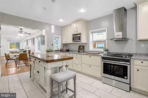 6828 Kenyon Dr, Alexandria, VA 22307