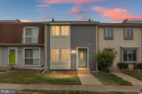 1062 Knight Ln, Herndon, VA 20170