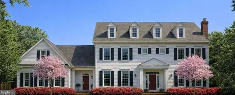 904 Locust St, Herndon, VA 20170
