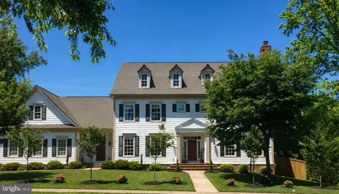904 Locust St, Herndon, VA 20170