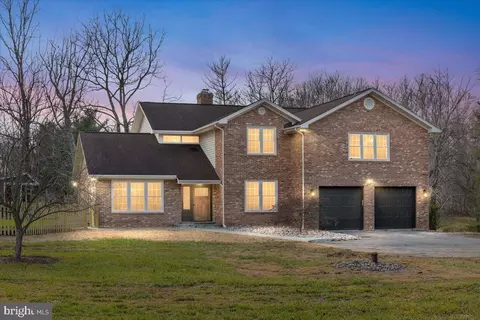 353 Gallop Wood Pl, Great Falls, VA 22066