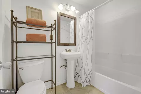 Bath - 2142 Cartwright Pl, Reston, VA 20191 photo 2 of 2