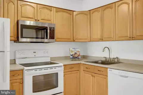 Kitchen - 2142 Cartwright Pl, Reston, VA 20191 photo 4 of 6