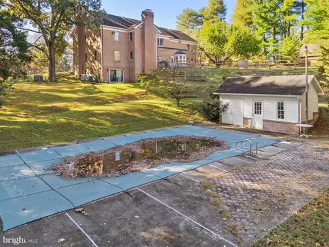 Exterior - 9200 Falls Run Rd, Mclean, VA 22102 photo 14 of 21