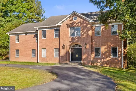 Exterior - 9200 Falls Run Rd, Mclean, VA 22102 photo 4 of 21