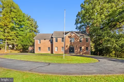Exterior - 9200 Falls Run Rd, Mclean, VA 22102 photo 2 of 21