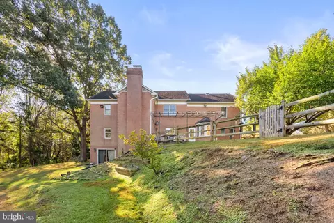Exterior - 9200 Falls Run Rd, Mclean, VA 22102 photo 13 of 21