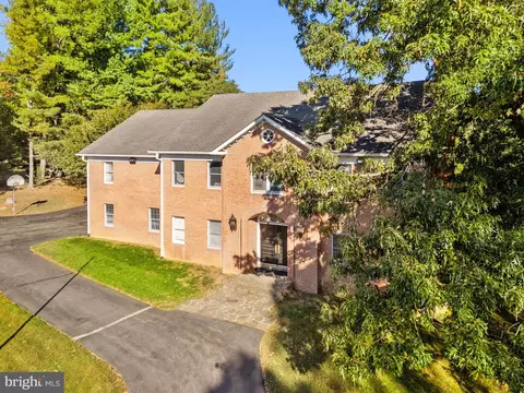 Exterior - 9200 Falls Run Rd, Mclean, VA 22102 photo 10 of 21