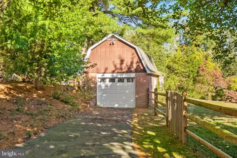 Exterior - 9200 Falls Run Rd, Mclean, VA 22102 photo 20 of 21