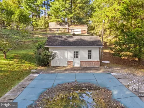 Exterior - 9200 Falls Run Rd, Mclean, VA 22102 photo 15 of 21
