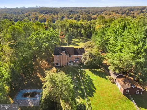 View/Area - 9200 Falls Run Rd, Mclean, VA 22102 photo 2 of 8