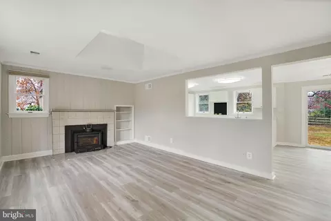 Living - 6705 Greenleaf St, Springfield, VA 22150 photo 2 of 4