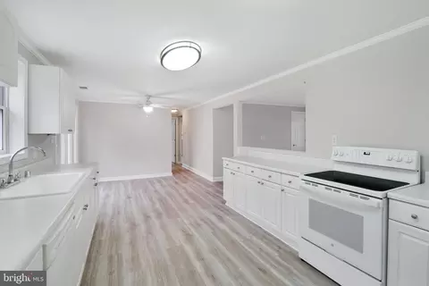 Entry Way - 6705 Greenleaf St, Springfield, VA 22150 photo 4 of 6