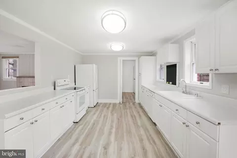Entry Way - 6705 Greenleaf St, Springfield, VA 22150 photo 3 of 6