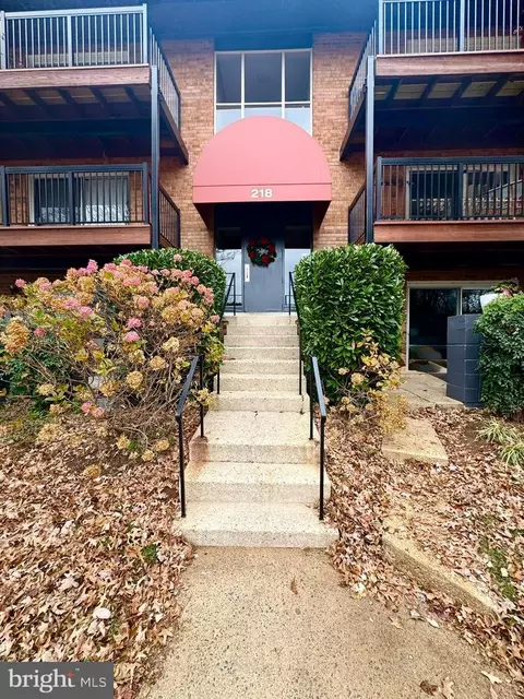 218 Locust St SE #143, Vienna, VA 22180