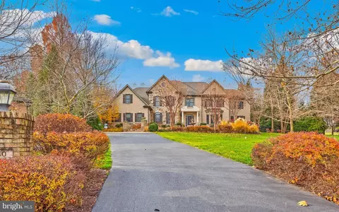 Exterior - 8340 Springhaven Garden Ln, Mclean, VA 22102 photo 6 of 8
