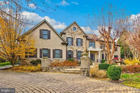 Exterior - 8340 Springhaven Garden Ln, Mclean, VA 22102 photo 4 of 8
