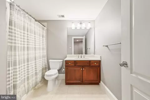 Bath - 8340 Springhaven Garden Ln, Mclean, VA 22102 photo 6 of 7