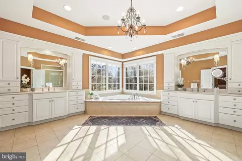 Bath - 8340 Springhaven Garden Ln, Mclean, VA 22102 photo 4 of 7