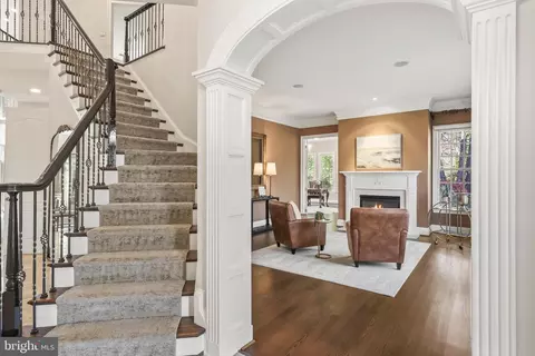 Entry Way - 8340 Springhaven Garden Ln, Mclean, VA 22102 photo 2 of 7