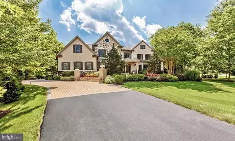 Exterior - 8340 Springhaven Garden Ln, Mclean, VA 22102 photo 5 of 8