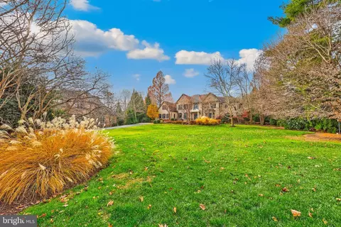 Exterior - 8340 Springhaven Garden Ln, Mclean, VA 22102 photo 3 of 8