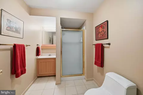 Bath - 2218 Wakerobin Ln, Reston, VA 20191 photo 4 of 4