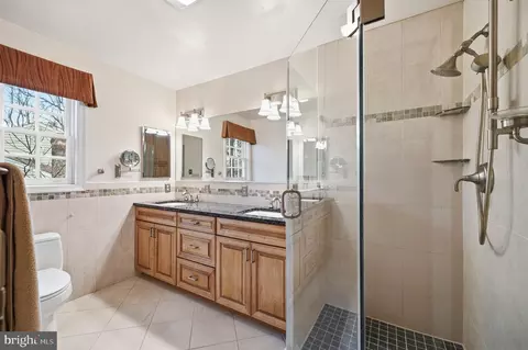 Bath - 2218 Wakerobin Ln, Reston, VA 20191 photo 2 of 4