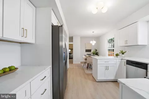 Entry Way - 4511 Stone Pine Ct, Chantilly, VA 20151 photo 3 of 6