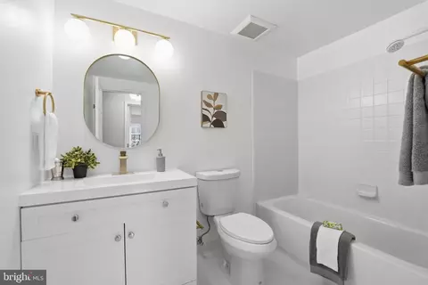 Bath - 4511 Stone Pine Ct, Chantilly, VA 20151 photo 2 of 2