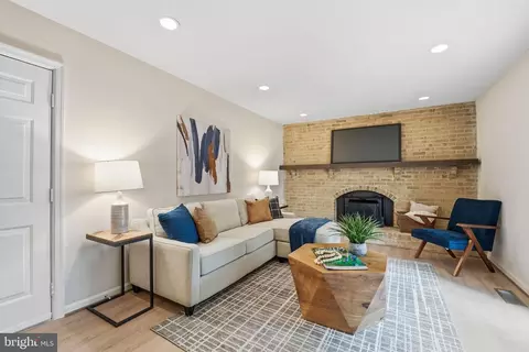 Living - 4511 Stone Pine Ct, Chantilly, VA 20151 photo 6 of 7