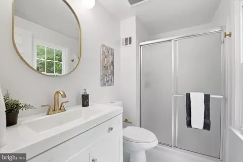 Bath - 4511 Stone Pine Ct, Chantilly, VA 20151 photo 1 of 2