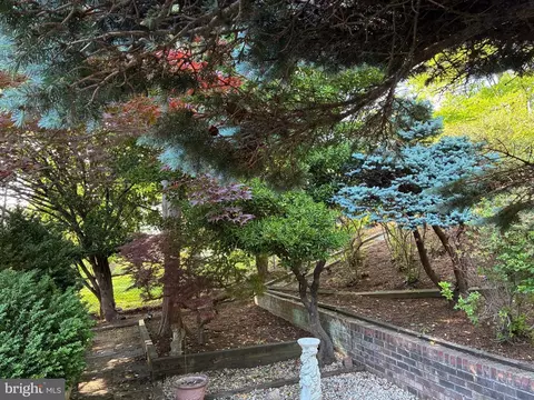 Exterior - 6144 Chesterbrook Rd, Mclean, VA 22101 photo 11 of 25