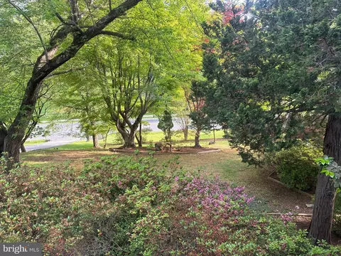 Exterior - 6144 Chesterbrook Rd, Mclean, VA 22101 photo 5 of 25