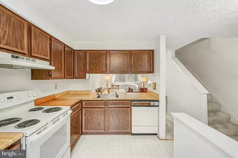 8278 Crestmont Cir, Springfield, VA 22153 photo 10