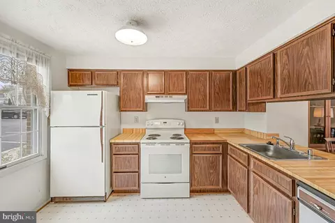 8278 Crestmont Cir, Springfield, VA 22153 photo 8