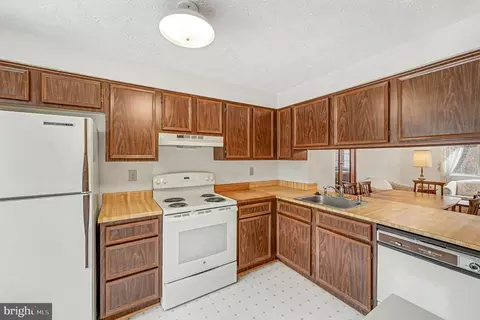 8278 Crestmont Cir, Springfield, VA 22153 photo 9