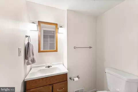 Bath - 1616 Barnstead Dr, Reston, VA 20194 photo 3 of 3
